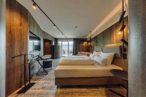 Bild 2: Echtholzfurnierte Wohlfühlatmosphäre in Eiche steingrau. Foto: Hotel Fernblick Montafon, Christoph Schöch